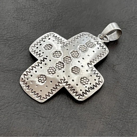🟦SALE🟦 Vintage Taxco Mexico Large Sterling silver hand stamped cross pendant - Picture 6 of 10